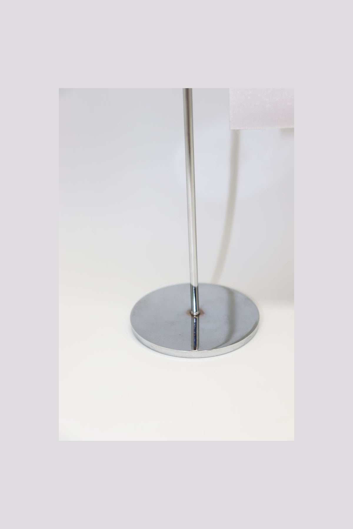 Logo Baskılı L Model Masa Bayrağı, krom direkli, 15 × 22,5 cm bayrak, ağırlıklı kaide (4)