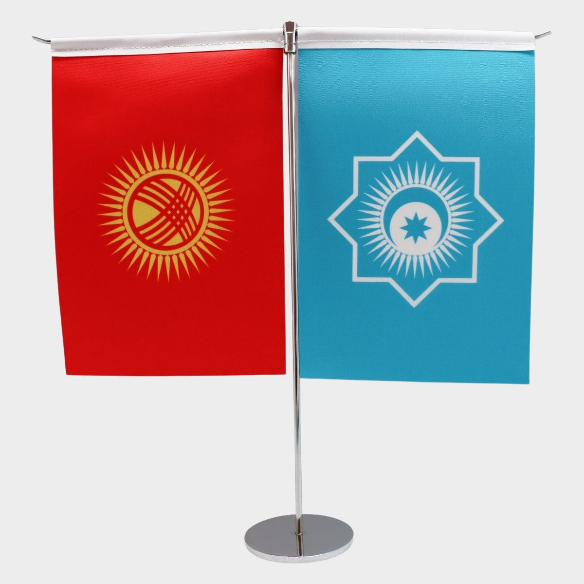 Logo Baskılı T Model Masa Bayrağı, altın direkli, 15 × 22,5 cm bayrak, ağırlıklı kaide (1)