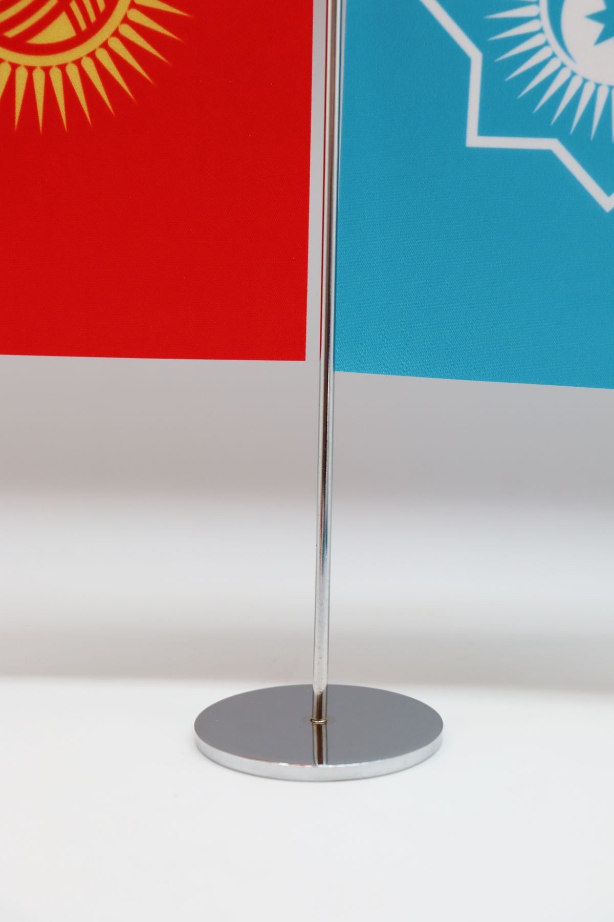 Logo Baskılı T Model Masa Bayrağı, krom direkli, 15 × 22,5 cm bayrak, ağırlıklı kaide (4)