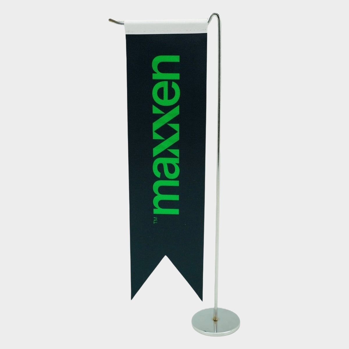 Logo Baskılı Kırlangıç L Model Masa Bayrağı, krom direkli, 8 × 32 cm bayrak, ağırlıklı kaide (1)