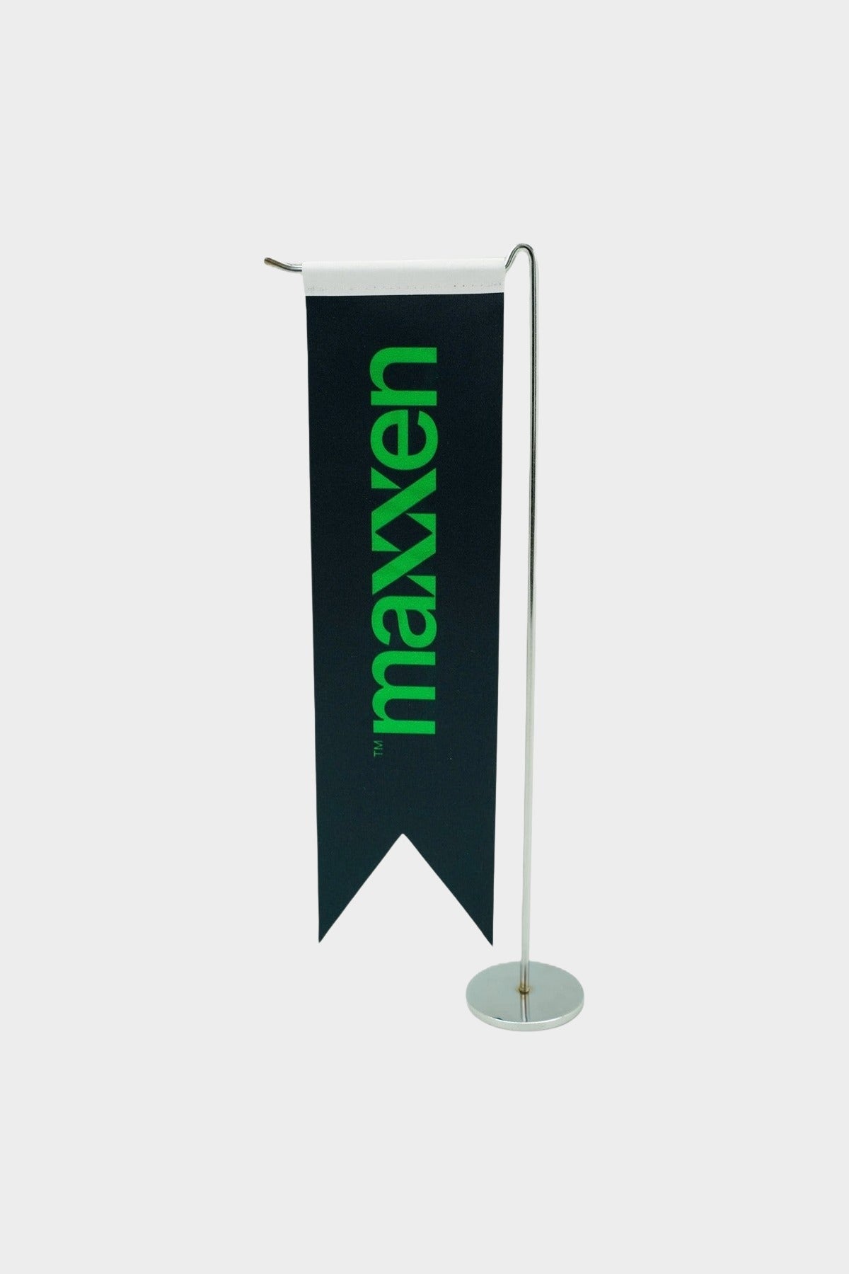 Logo Baskılı Kırlangıç L Model Masa Bayrağı, krom direkli, 8 × 32 cm bayrak, ağırlıklı kaide (1)