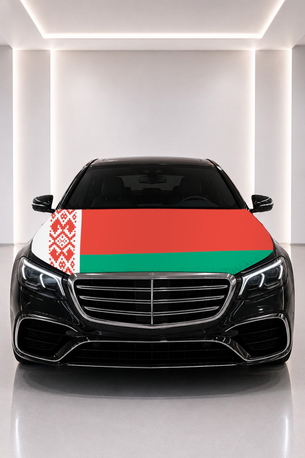 Belarus bayraklı kaput bayrağı — siyah aracın kaputunda