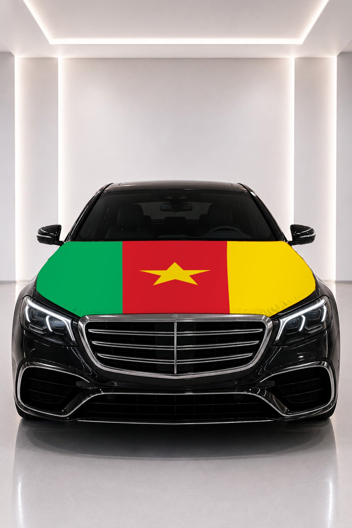 Kamerun bayraklı kaput bayrağı — siyah aracın kaputunda