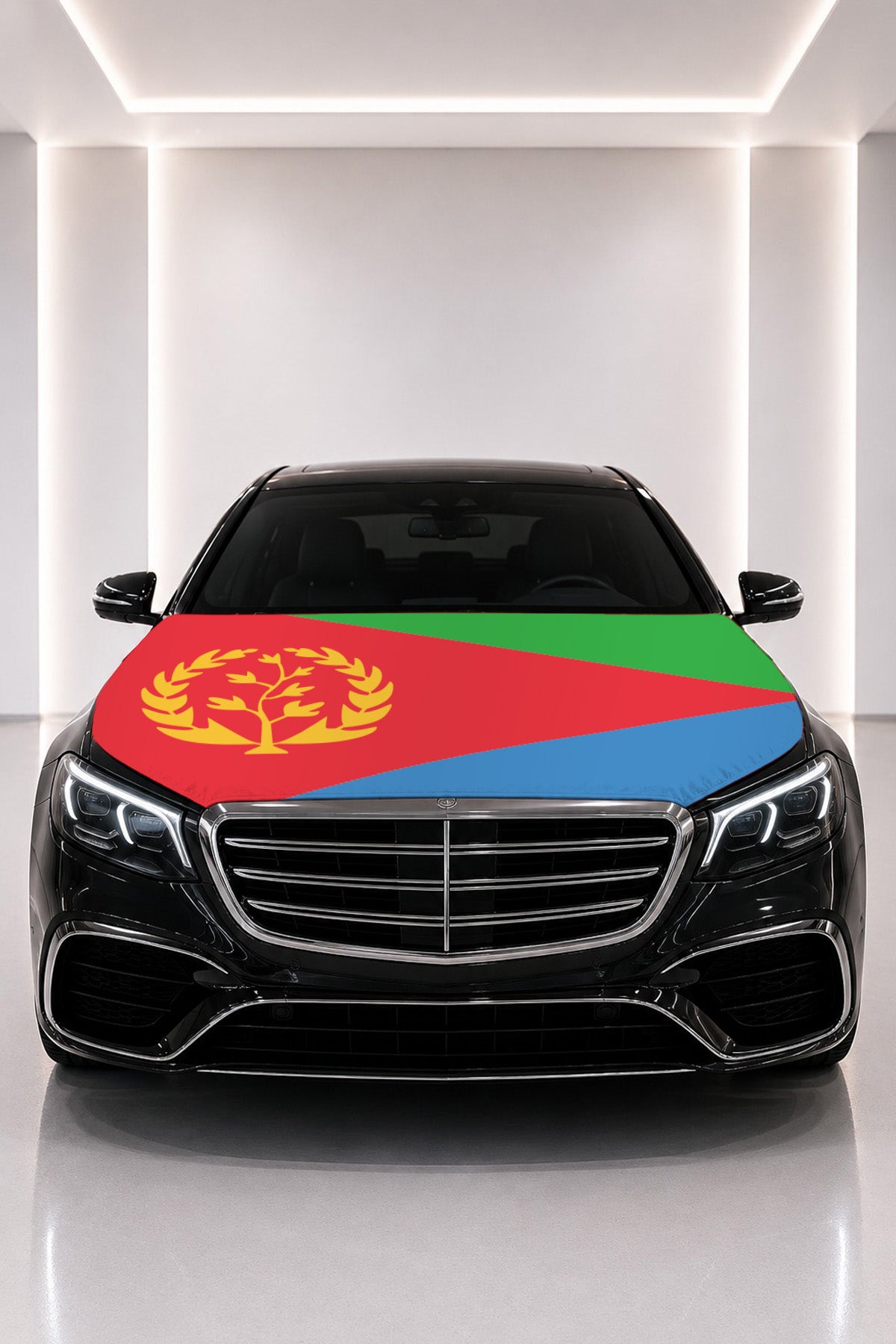 Eritre bayraklı kaput bayrağı — siyah aracın kaputunda