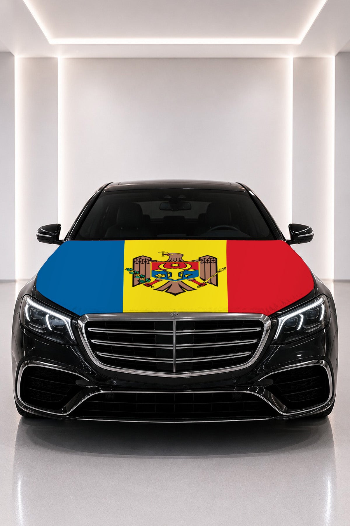 Moldova bayraklı kaput bayrağı — siyah aracın kaputunda