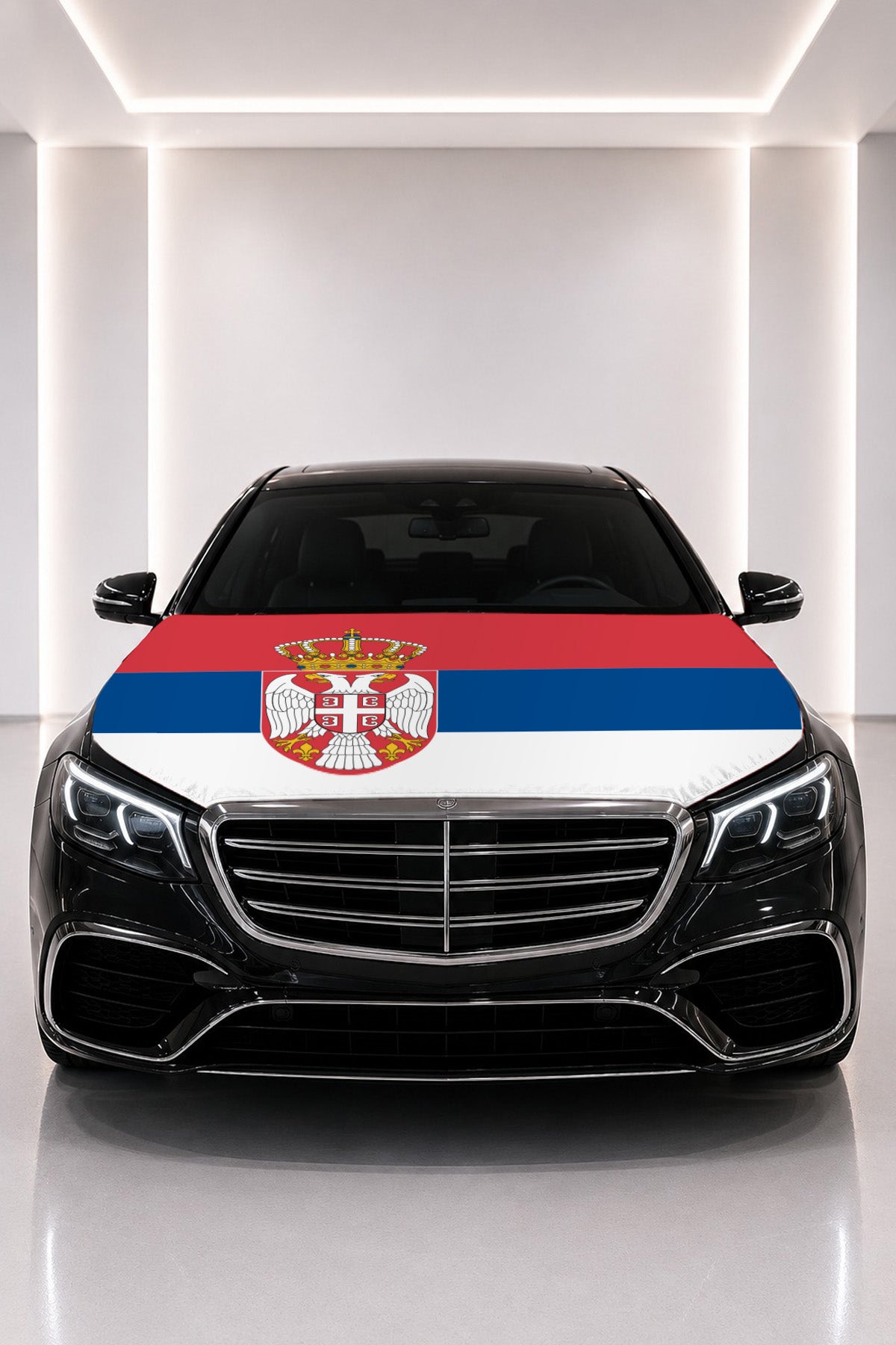 Sırbistan bayraklı kaput bayrağı — siyah aracın kaputunda