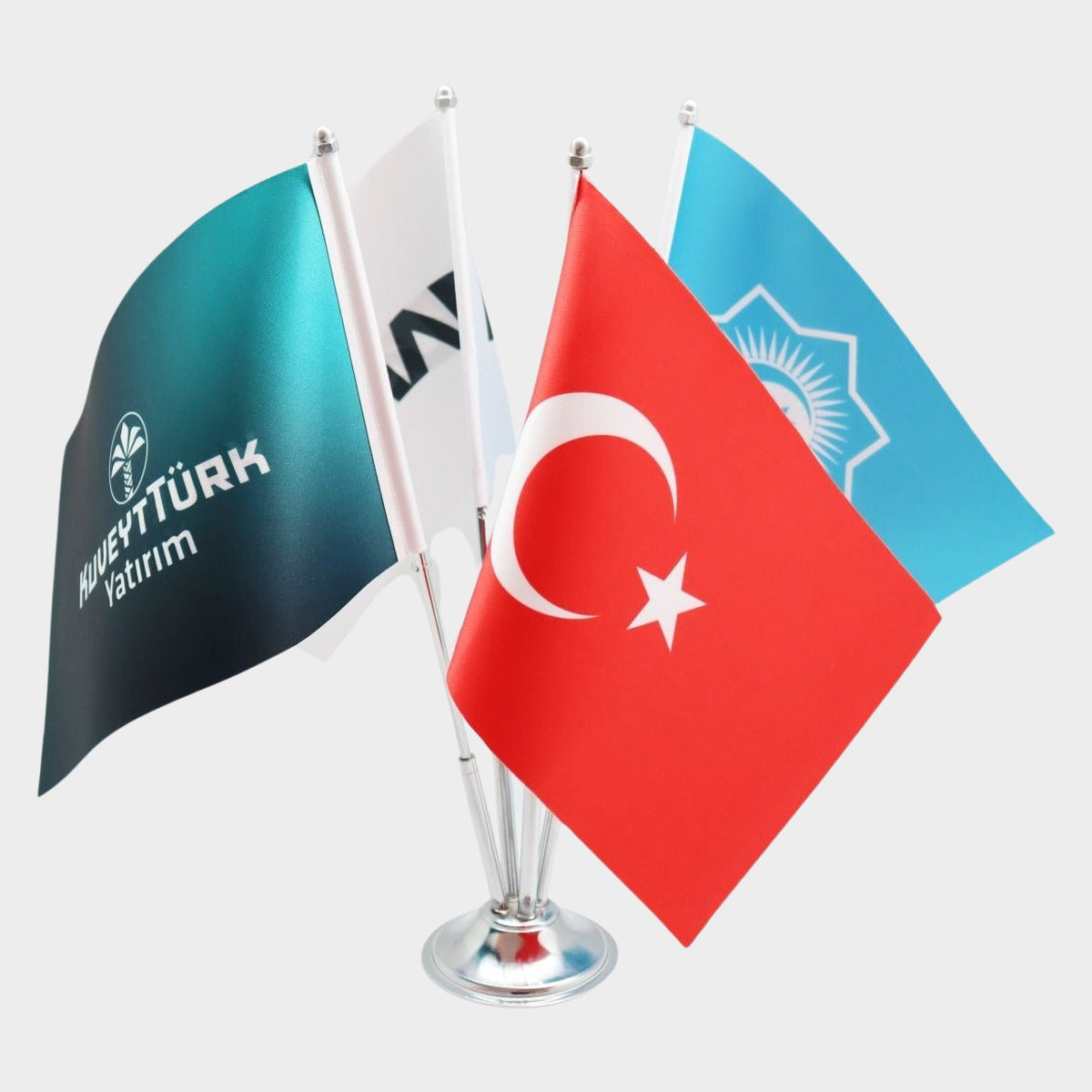 Logo Baskılı Dörtlü Masa Bayrağı, krom direkli, 15 × 22,5 cm bayrak, ağırlıklı kaide (1)