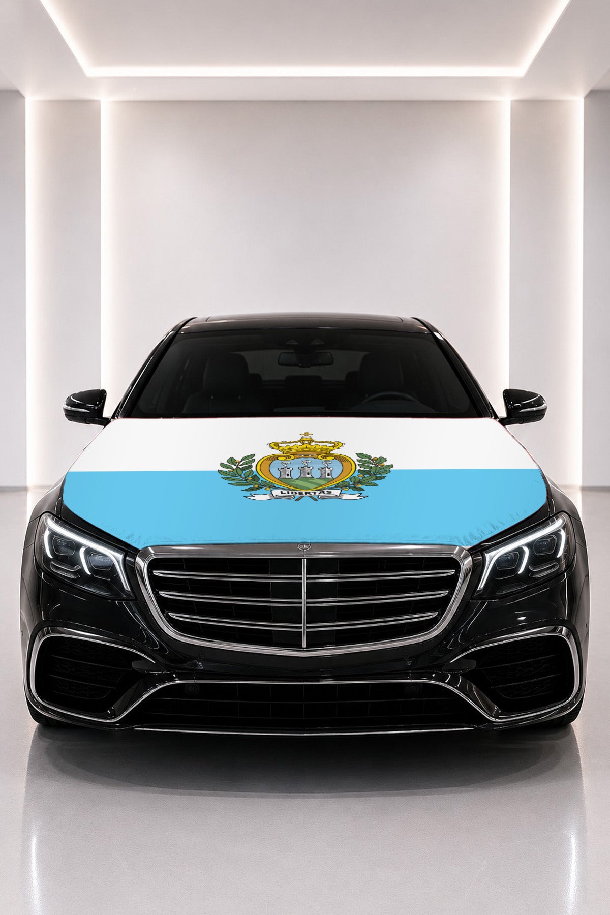 San Marino bayraklı kaput bayrağı — siyah aracın kaputunda