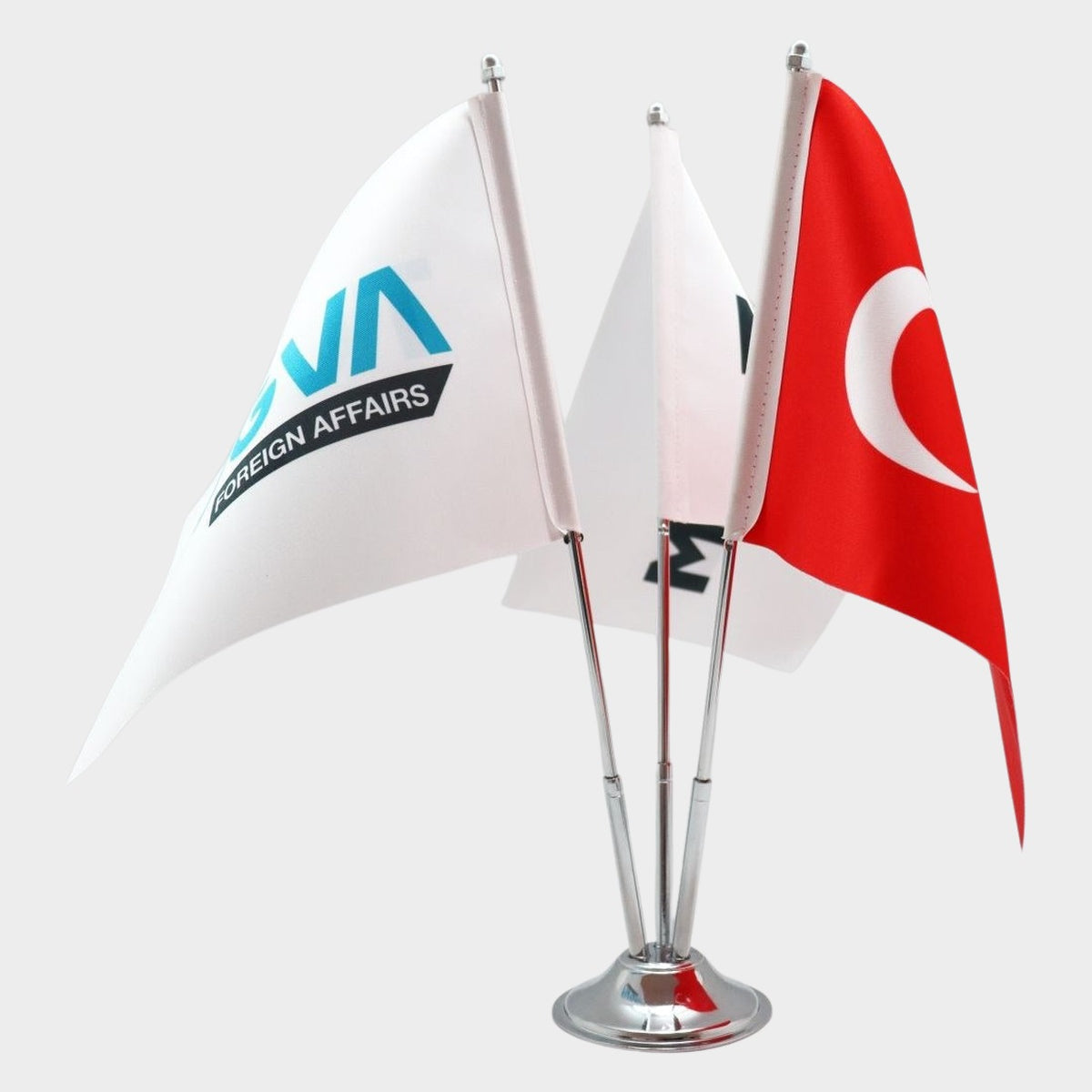 Logo Baskılı Üçlü Masa Bayrağı, krom direkli, 15 × 22,5 cm bayrak, ağırlıklı kaide (1)