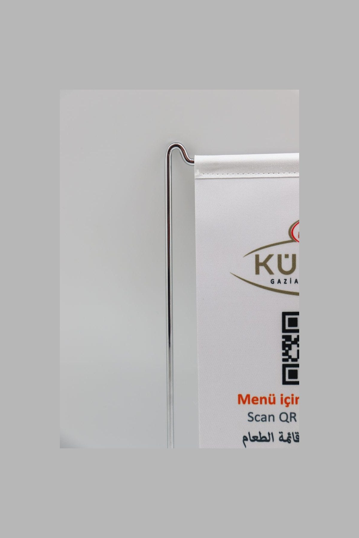 Logo Baskılı L Model Masa Bayrağı, krom direkli, 15 × 22,5 cm bayrak, ağırlıklı kaide (3)