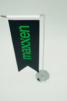 Logo Baskılı Kırlangıç L Model Masa Bayrağı, krom direkli, 8 × 32 cm bayrak, ağırlıklı kaide (2)
