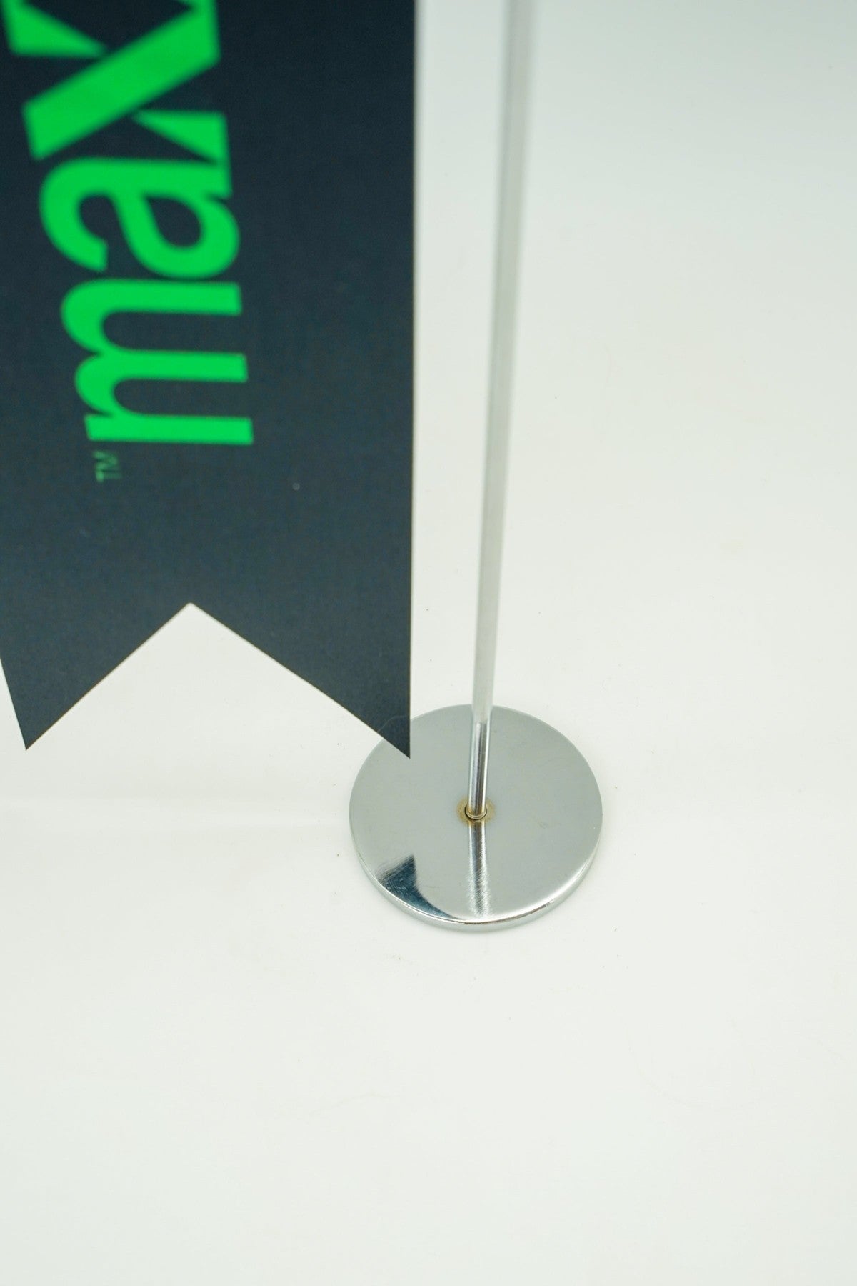 Logo Baskılı Kırlangıç L Model Masa Bayrağı, krom direkli, 8 × 32 cm bayrak, ağırlıklı kaide (3)