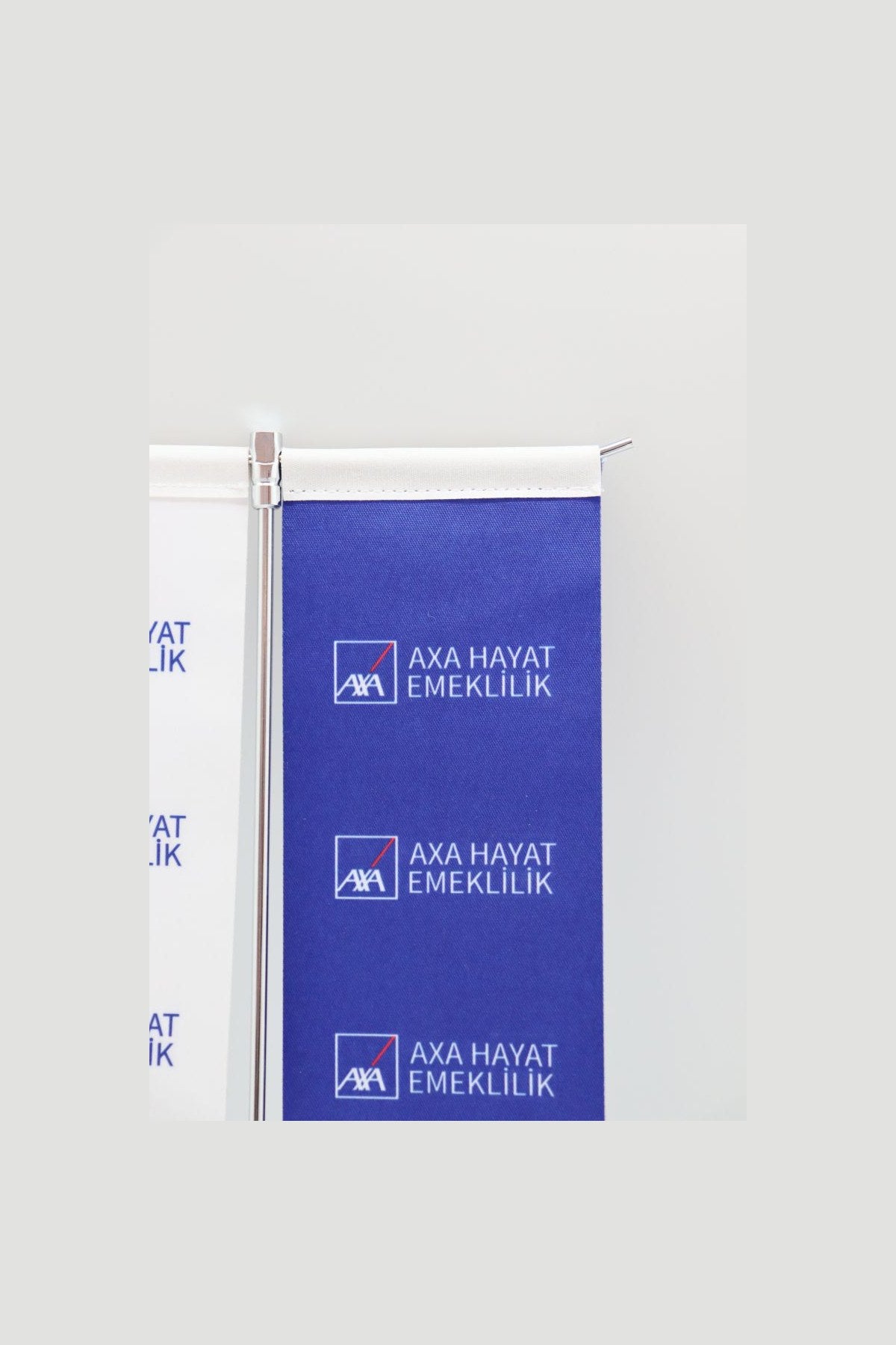 Logo Baskılı Kırlangıç T Model Masa Bayrağı, krom direkli, 8 × 32 cm bayrak, ağırlıklı kaide (2)