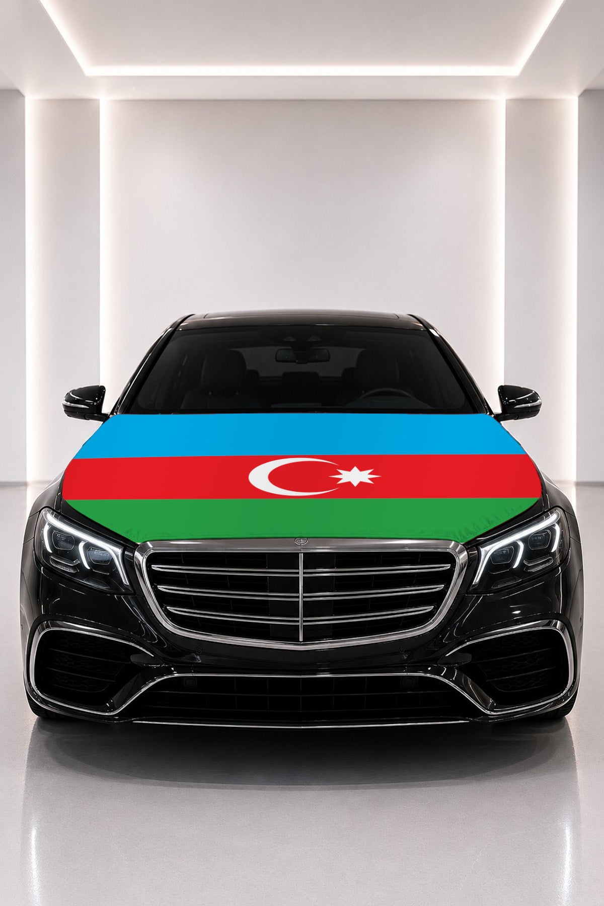 Azerbaycan bayraklı kaput bayrağı — siyah aracın kaputunda