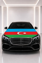 Azerbaycan bayraklı kaput bayrağı — siyah aracın kaputunda