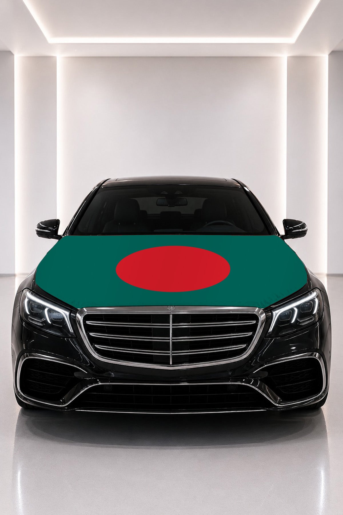 Bangladeş bayraklı kaput bayrağı — siyah aracın kaputunda
