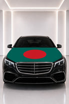 Bangladeş bayraklı kaput bayrağı — siyah aracın kaputunda