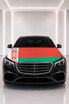 Belarus bayraklı kaput bayrağı — siyah aracın kaputunda