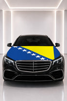 Bosna Hersek bayraklı kaput bayrağı — siyah aracın kaputunda