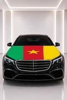 Kamerun bayraklı kaput bayrağı — siyah aracın kaputunda