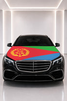 Eritre bayraklı kaput bayrağı — siyah aracın kaputunda