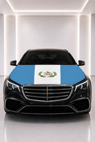 Guatemala bayraklı kaput bayrağı — siyah aracın kaputunda