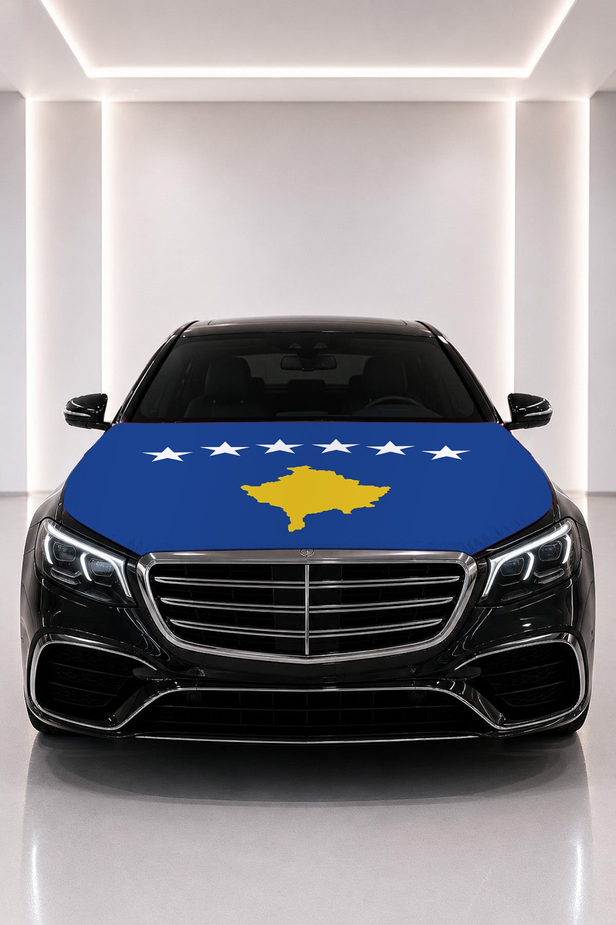 Kosova bayraklı kaput bayrağı — siyah aracın kaputunda
