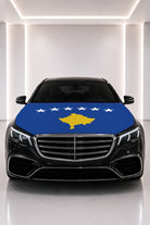 Kosova bayraklı kaput bayrağı — siyah aracın kaputunda