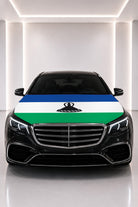 Lesotho bayraklı kaput bayrağı — siyah aracın kaputunda