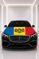 Moldova bayraklı kaput bayrağı — siyah aracın kaputunda