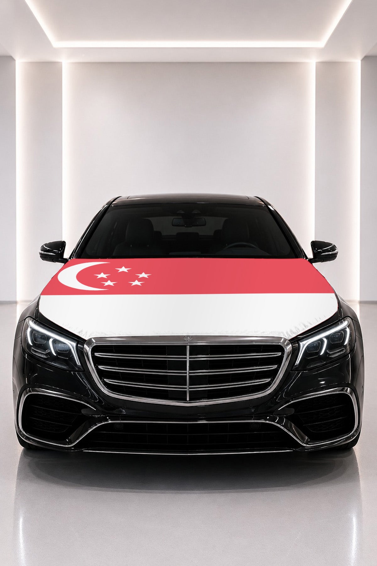 Singapur bayraklı kaput bayrağı — siyah aracın kaputunda