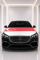 Singapur bayraklı kaput bayrağı — siyah aracın kaputunda