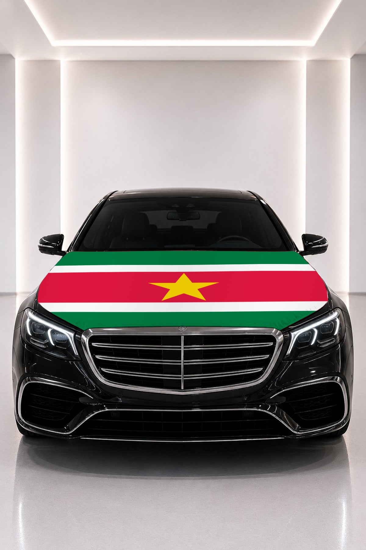 Surinam bayraklı kaput bayrağı — siyah aracın kaputunda