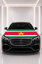 Surinam bayraklı kaput bayrağı — siyah aracın kaputunda