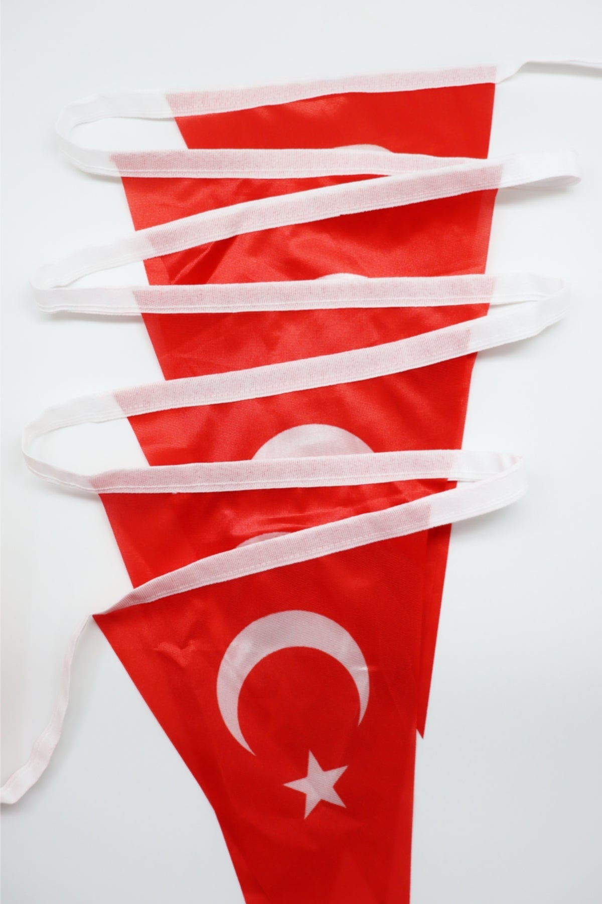 Adige Üçgen Süsleme Bayrak 50 m — kenar işçiliği detayı