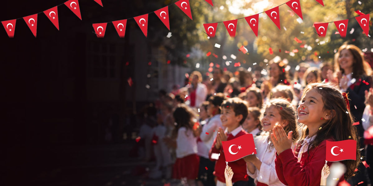 29 Ekim Cumhuriyet Bayramı kutlaması: Türk bayrakları ve süsleme bayraklarıyla okul bahçesi