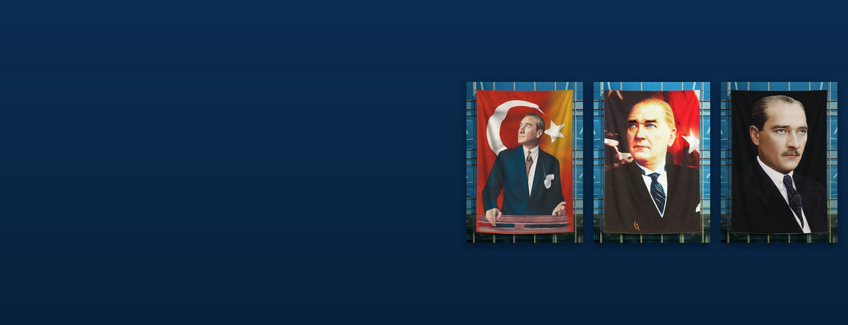 Bina cephesinde asılı büyük boy Atatürk posterleri