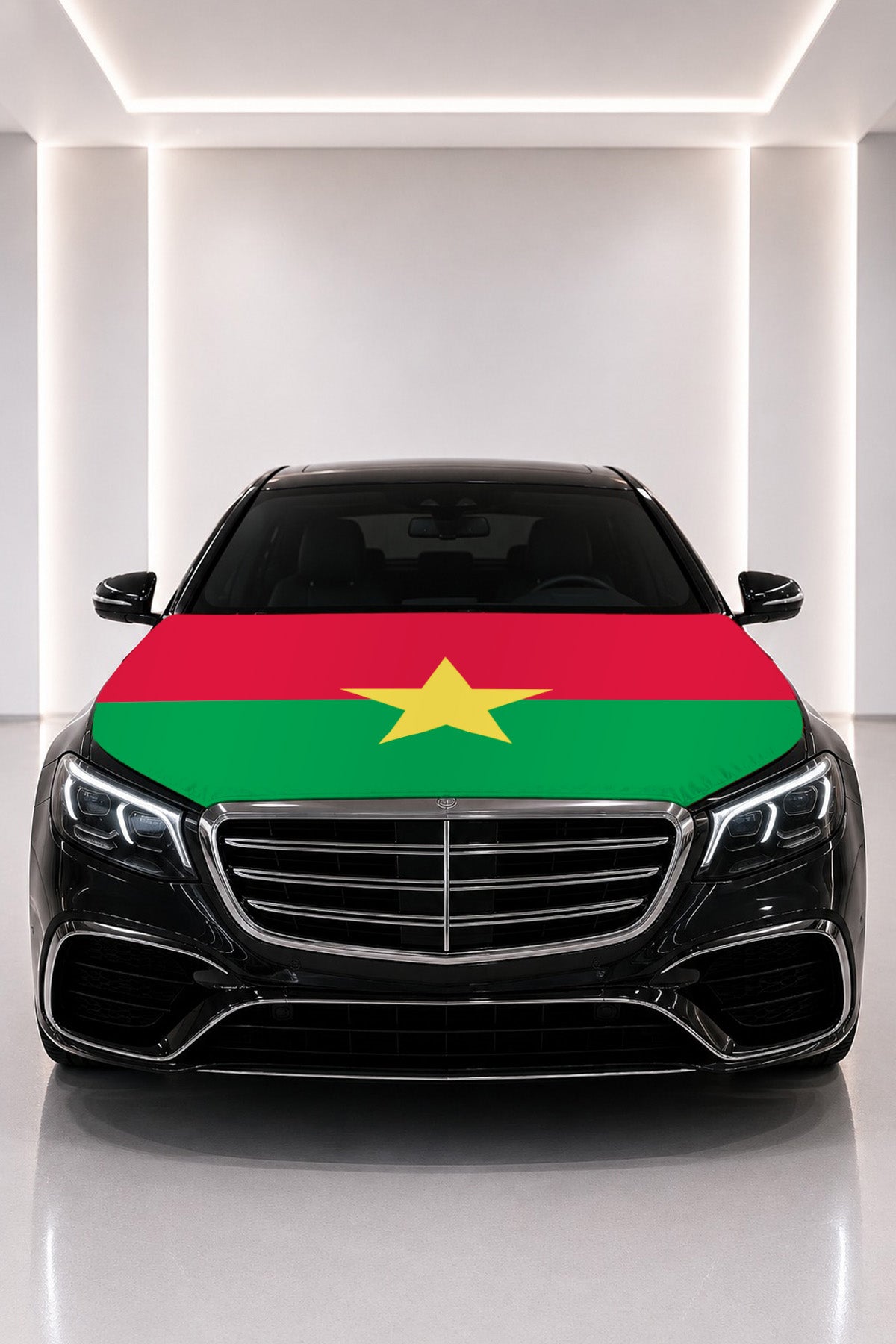 Burkina Faso bayraklı kaput bayrağı — siyah aracın kaputunda