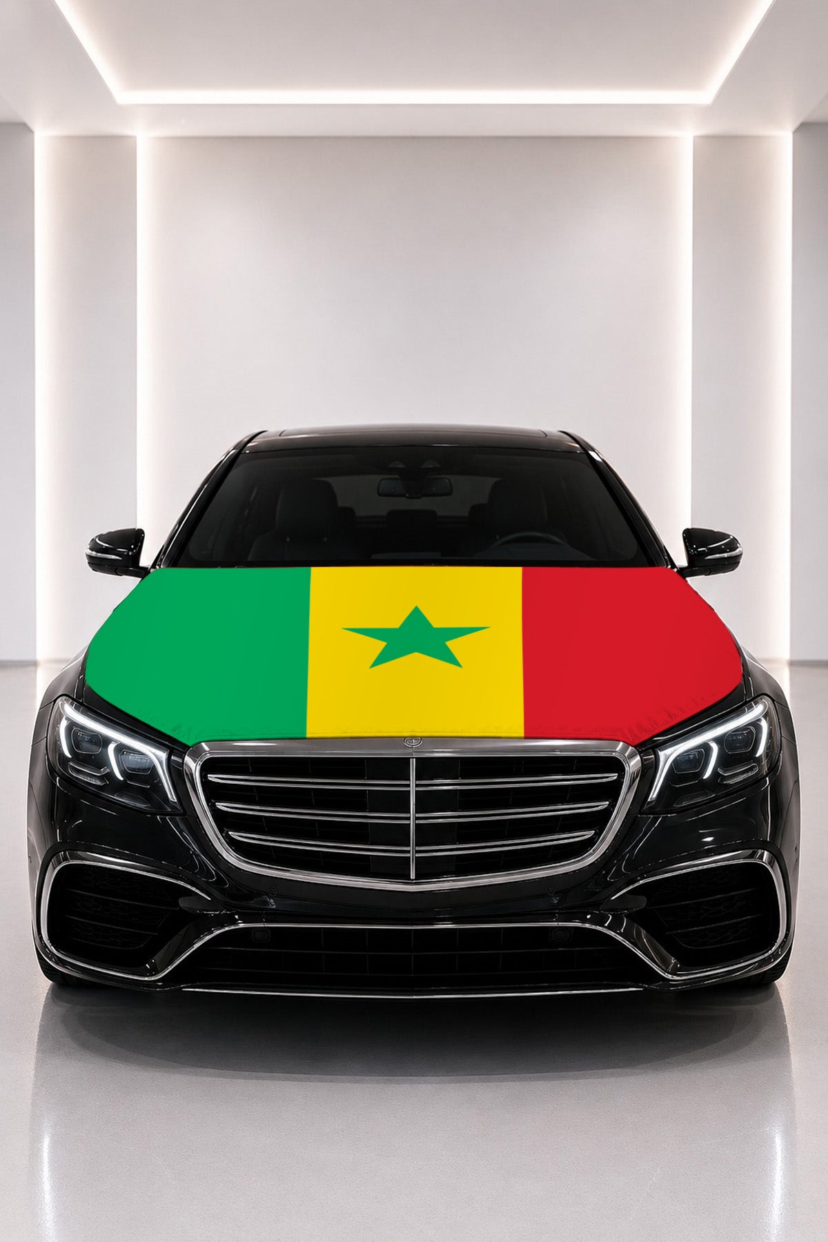 Senegal bayraklı kaput bayrağı — siyah aracın kaputunda