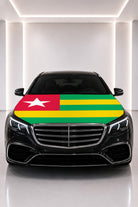 Togo bayraklı kaput bayrağı — siyah aracın kaputunda