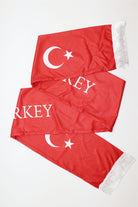 TURKEY Yazılı Türk Bayraklı Saten Atkı detay — TURKEY yazısı ve bayrak baskısı