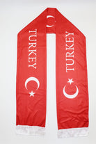 TURKEY Yazılı Türk Bayraklı Saten Atkı düz serili, tam boy — TURKEY yazısı ve beyaz saçaklar