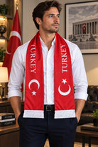 TURKEY Yazılı Türk Bayraklı Saten Atkı, beyaz gömlekli erkek üzerinde boyuna asılı