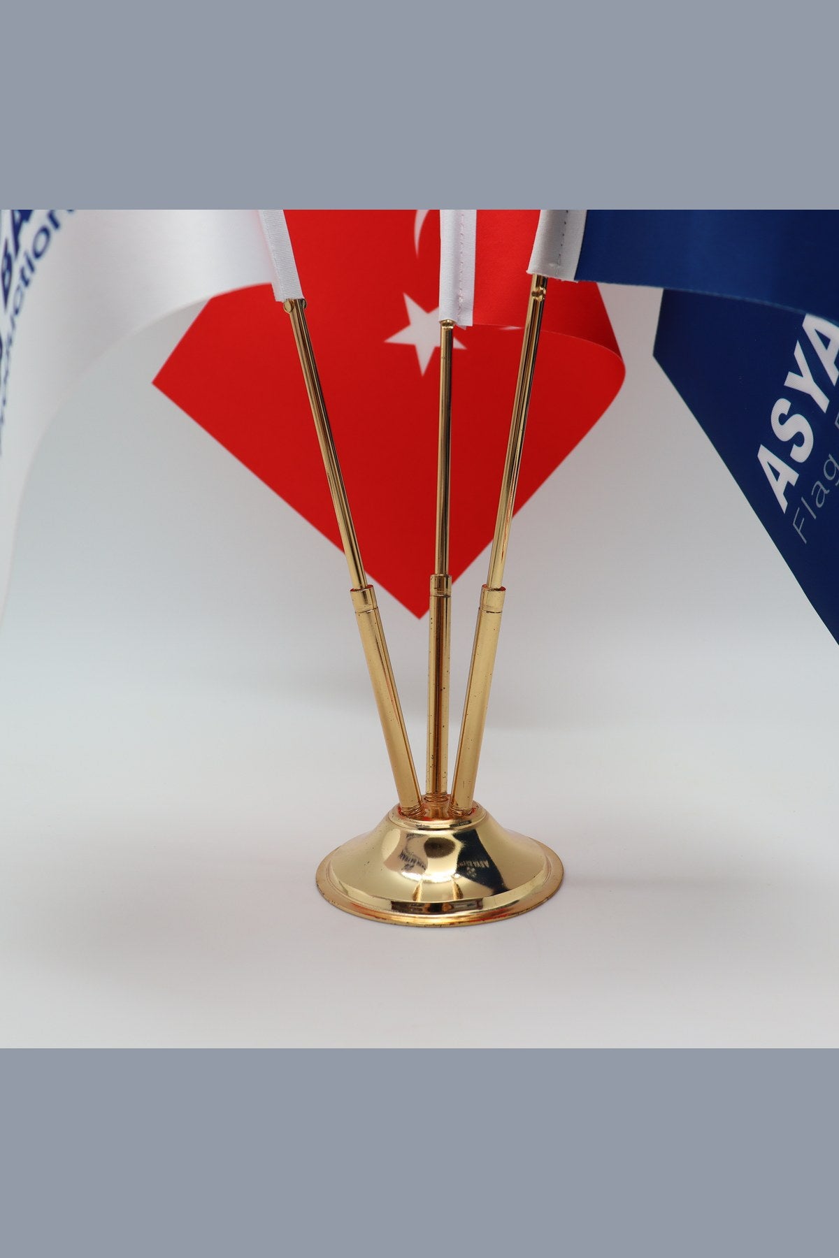 Logo Baskılı Üçlü Masa Bayrağı, altın direkli, 15 × 22,5 cm bayrak, ağırlıklı kaide (2)