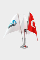 Logo Baskılı Üçlü Masa Bayrağı, krom direkli, 15 × 22,5 cm bayrak, ağırlıklı kaide (1)