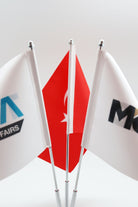 Logo Baskılı Üçlü Masa Bayrağı, krom direkli, 15 × 22,5 cm bayrak, ağırlıklı kaide (2)