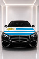 Uruguay bayraklı kaput bayrağı — siyah aracın kaputunda