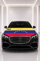 Venezuela bayraklı kaput bayrağı — siyah aracın kaputunda
